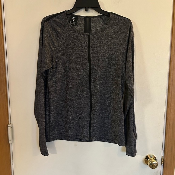 Nike Pro Hypercool Womens Large gray, and black
Long Sleeve Top - Picture 1 of 9